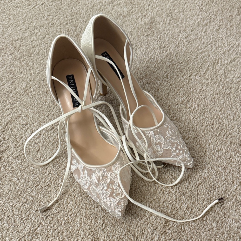 NWOT Ivory Lace Mesh Satin Pumps - Size 6.5